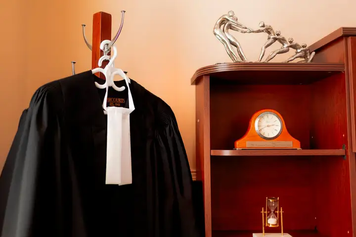 Une toge d'avocat et ses rabats suspendus dans les bureaux du cabinet à Moncton
