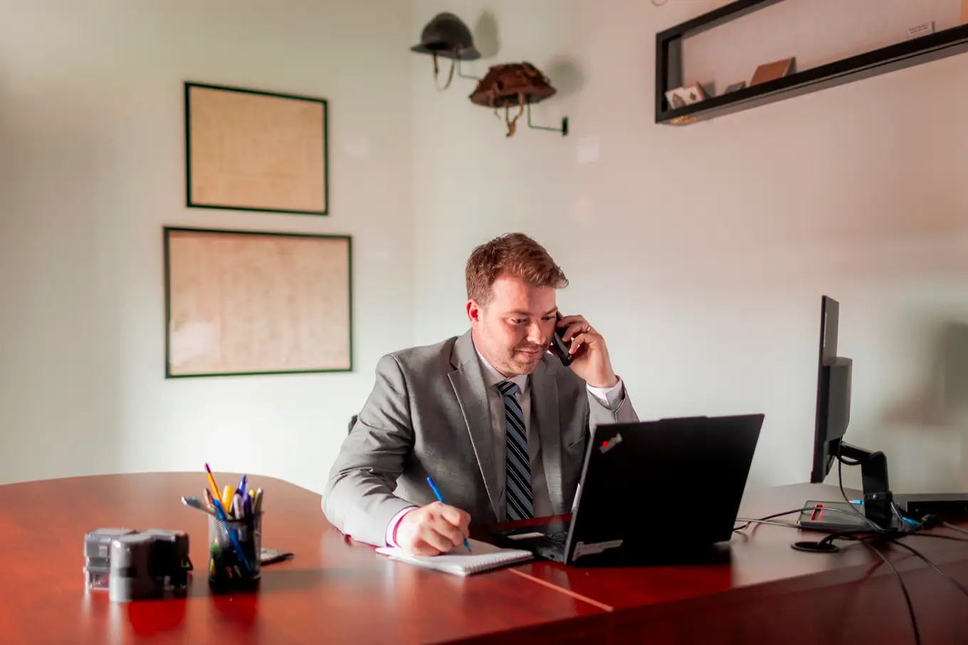 Curran Tompkins au téléphone à son bureau, à Moncton