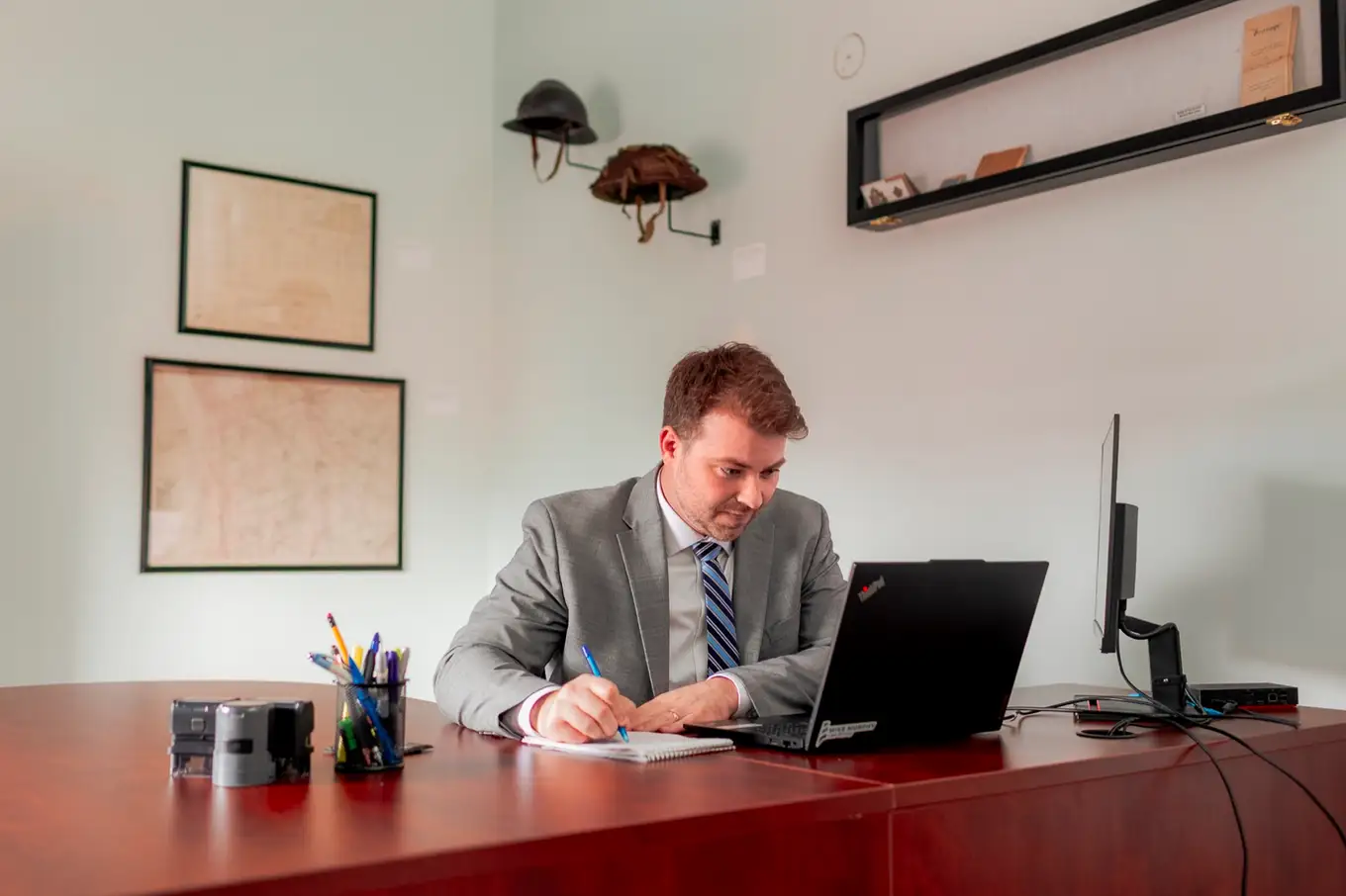 Curran Tompkins écrit à son bureau, aux locaux du cabinet à Moncton