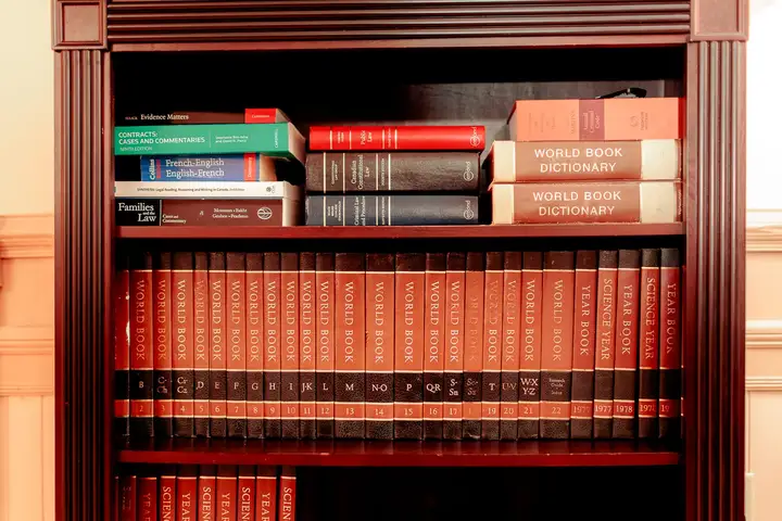 L'étagère de la bibliothèque juridique du bureau de Moncton du cabinet