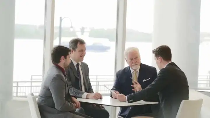 Des avocats de Mike Murphy Law Group réunis à une table près du port de Halifax
