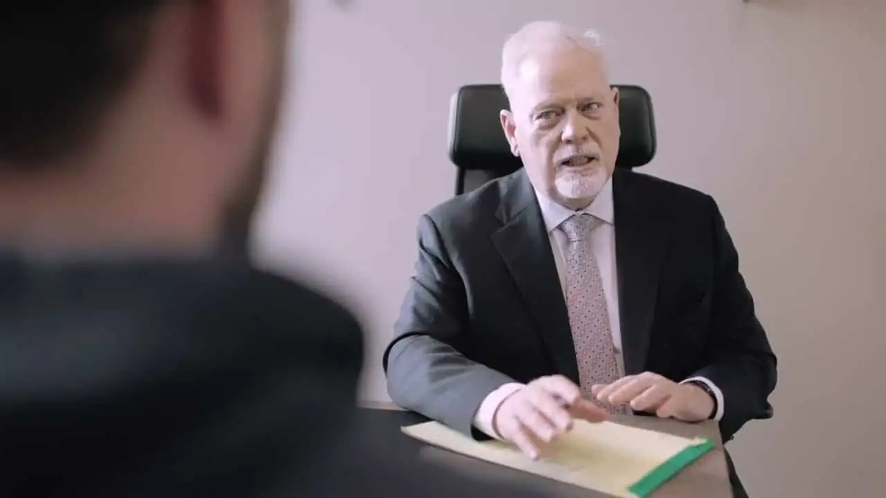 Michael Murphy s'entretenant avec un client de l'autre côté de son bureau