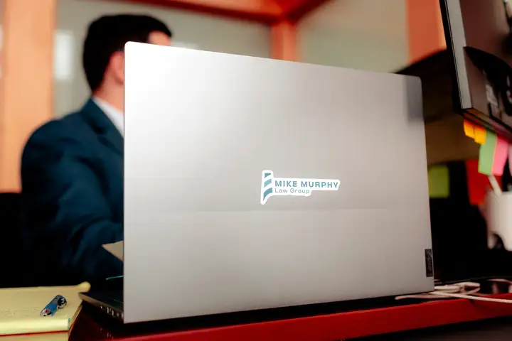 Un ordinateur portable portant le logo du cabinet dans le bureau de Moncton