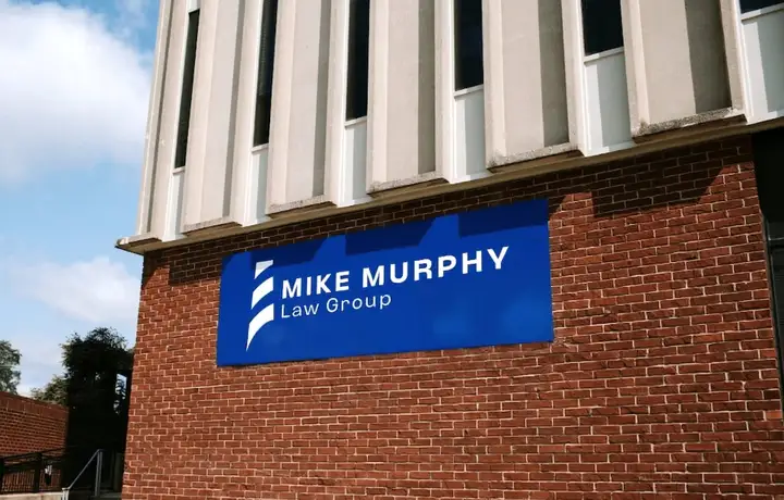 L'enseigne du Mike Murphy Law Group sur l'immeuble du bureau