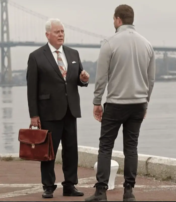 Michael Murphy, c.r., avec un client au bord du port de Halifax