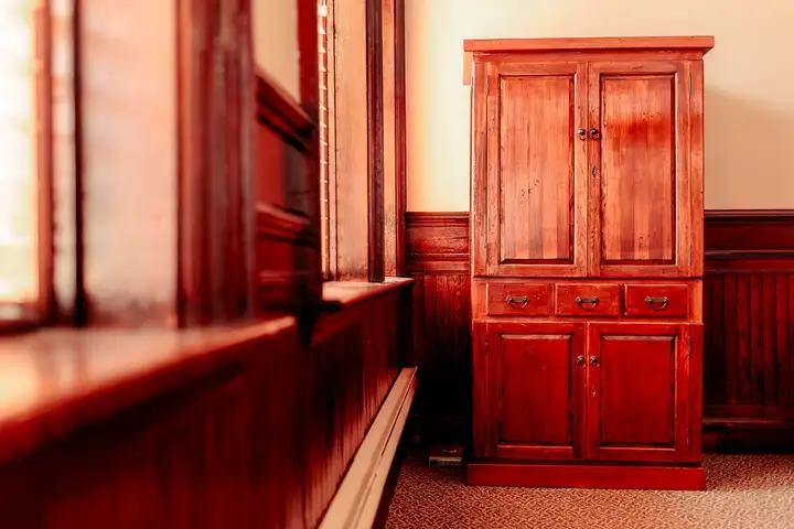 Un meuble dans les locaux patrimoniaux du cabinet à Moncton