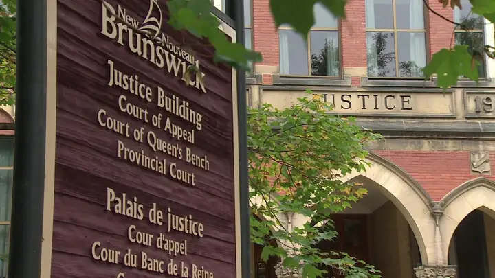 L'enseigne de l'édifice de la Justice du Nouveau-Brunswick à Fredericton