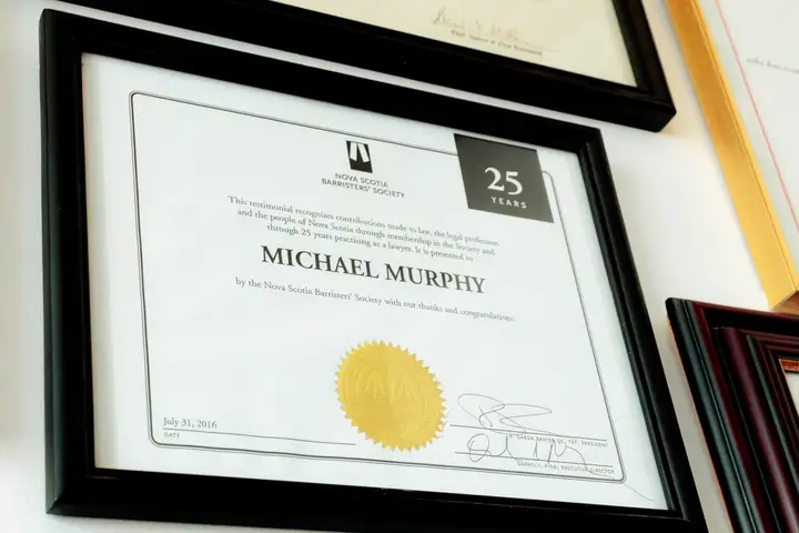 Un certificat de vingt-cinq ans de la Nova Scotia Barristers' Society au nom de Michael Murphy