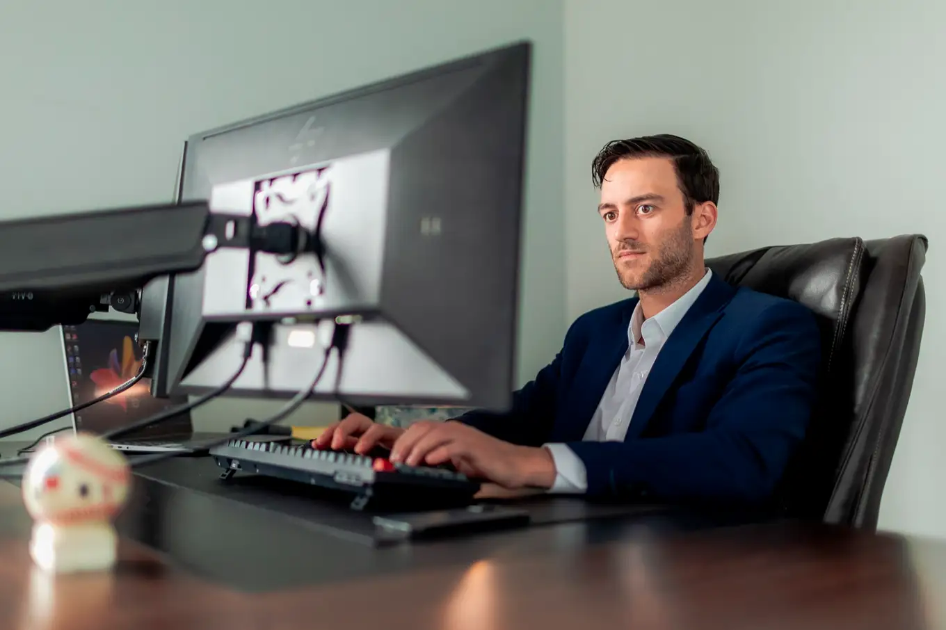 Vincent Savoie lit un dossier à l'écran, au bureau de Moncton