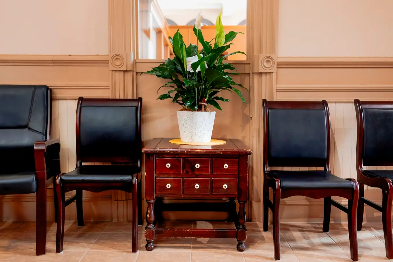 Les fauteuils de la salle d'attente, aux locaux de Moncton